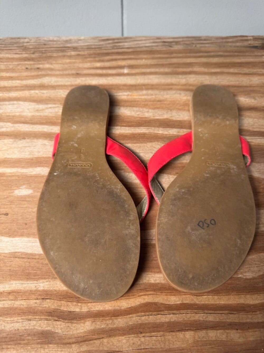 Coach Sara Sandals Size 8 Bright Pink Patent Leather Thong Gold Logo - Picture 3 of 7